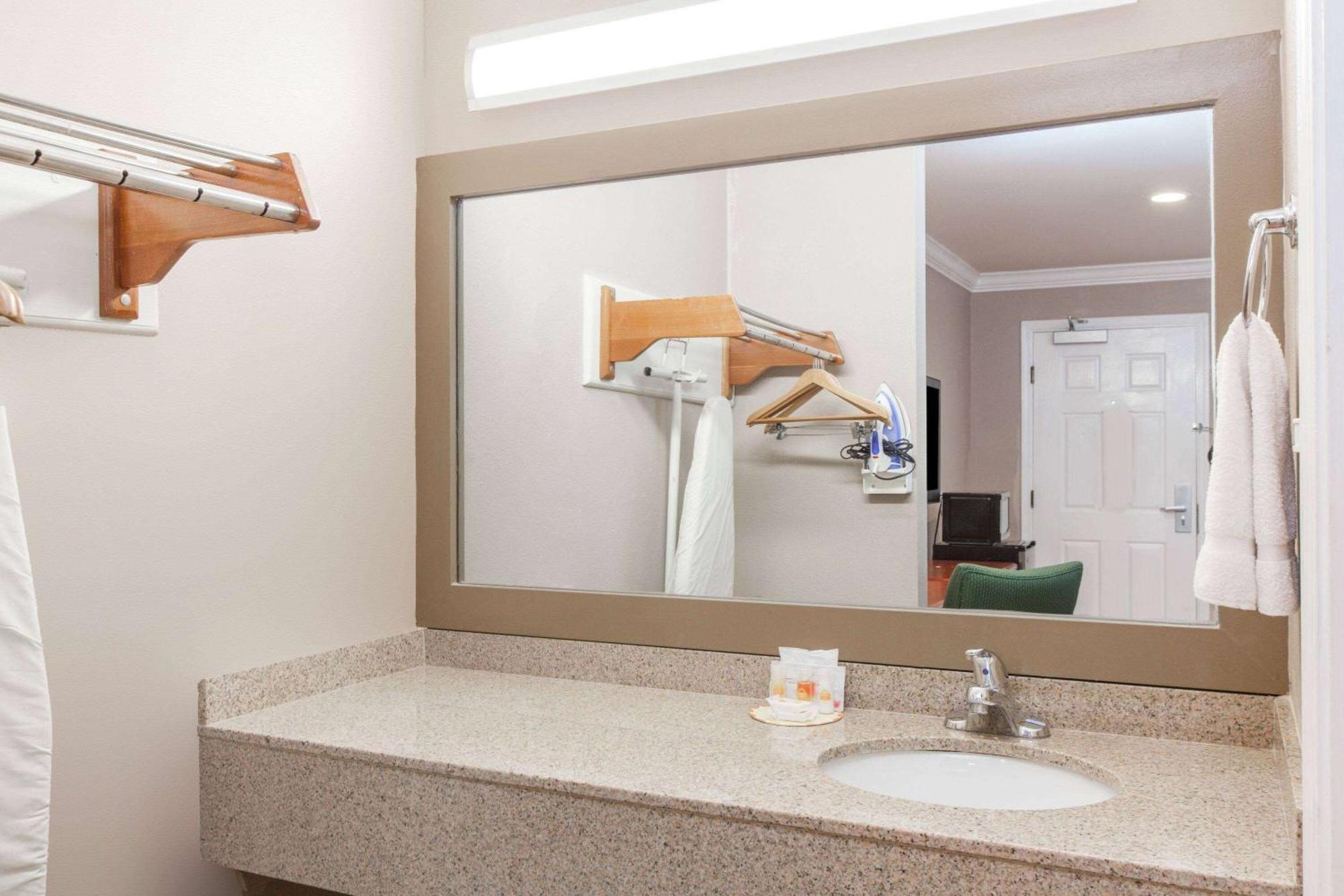 Days Inn By Wyndham San Francisco S/Oyster Point Airport Selatan San Francisco Luaran gambar